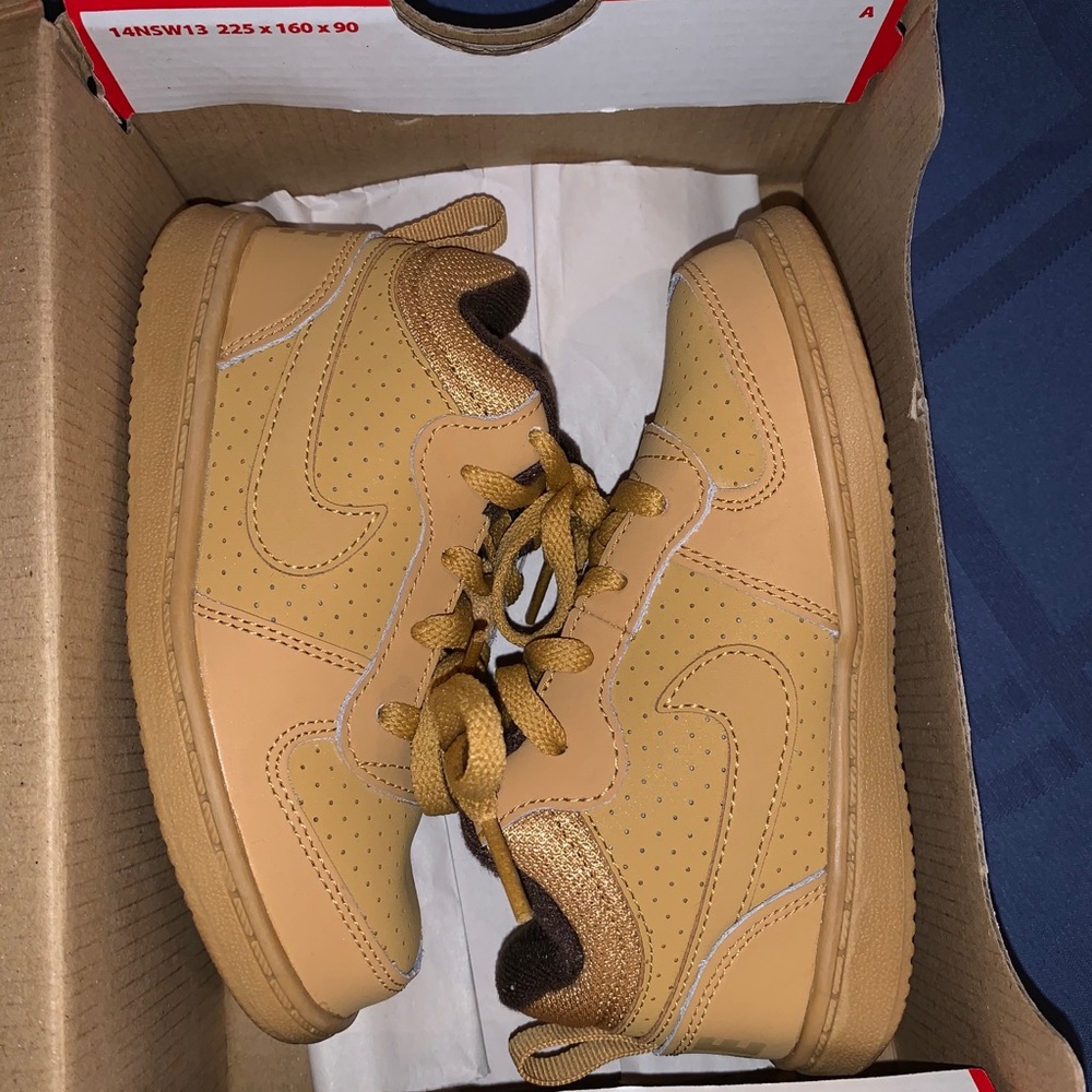 Nike Court Borough Mid Kids Sneakers.